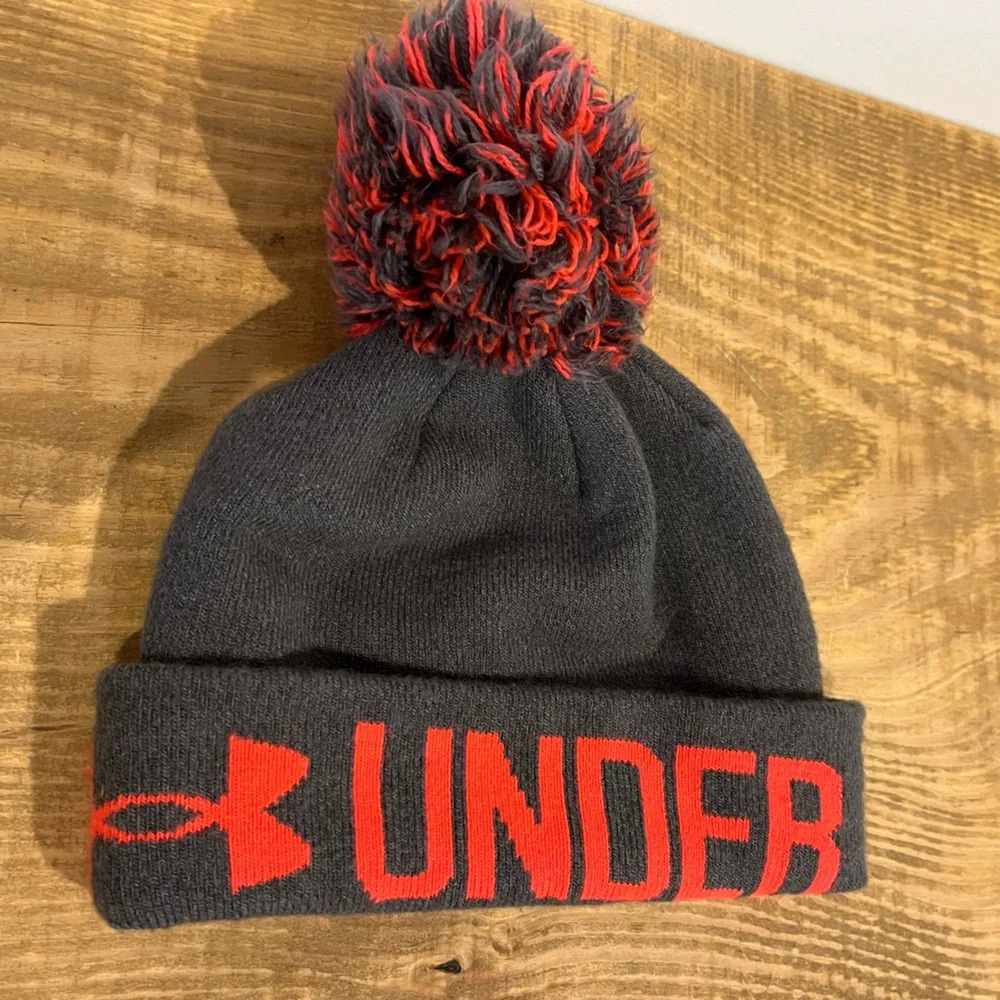Under armour Womens winter hat‎ with puff ball